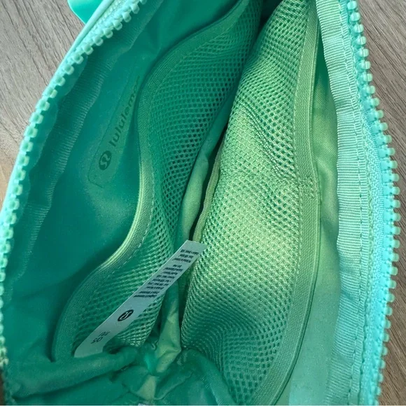 NWT Lululemon Light Green Everywhere Crossbody Bag - Picture 8 of 8